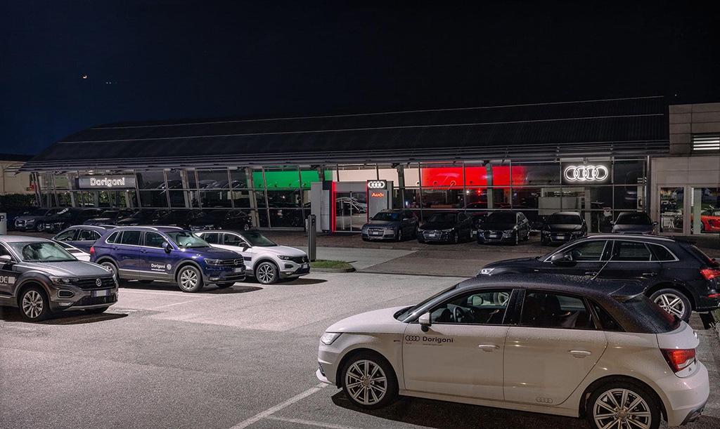 Tricolore bandiera italiana concessionaria auto Dorigoni